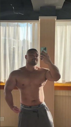 Chinese muscle bear showing his abs in mirror. #络腮胡 #脂包肌 #毫无训练痕迹 #健身 #壮熊 #bear #motivation
