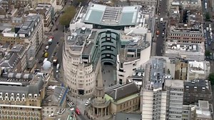 9.5K views · 354 reactions | TRANSITIVE AND INTRANSITIVE VERBS Not all verbs are created the same! Some are transitive, some are intransitive and some are both. What does it all mean? Watch Tim explain with the help of some fruit then afterwards, tell me if this is an example of a transitive or intransitive verb? “He always talks too loudly.” | BBC Learning English | Facebook