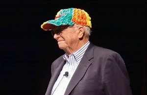 बिल गेट्स ने शेयर की पिता की फोटो, कंडोम की कैप पहने नजर आए सीनियर गेट्स