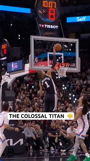 Wemby grabs the alley-oop from the sky and throws it down 😤