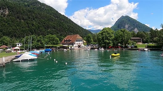 En #Suisse, le #lac de #Thoune propose de merveilleuses #excursions en #bateau : l'occasion de découvrir 5 #châteaux et un superbe cadre de #nature, notamment au départ d'#Interlaken. Aimeriez-vous y aller ? | Pichon Voyageur
