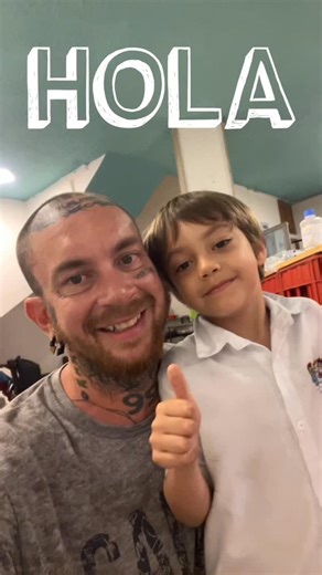 Empezamos Maximo y yo 👨‍👦 Vendiendo chuzos 🍢 Luego vinieron las burgers 🍔 Nos volvimos virales ⚡ Cometimos MUCHOS errores 😬 De chuzos → a hamburguesas de calidad a precio justo ¿Lo volvería a hacer? Absolutamente SÍ ✊ Porque esto se convirtió en un movimiento 🔥 ❌ No venimos de cuna de oro ✅ Empezamos con chuzos, evolucionamos ❌ No somos perfectos ✅ Mejoramos cada día El objetivo ahora: democratizar las hamburguesas Que TODOS puedan comer rico, todos los días 💪 Esto es EL CHUZO Humanos rea