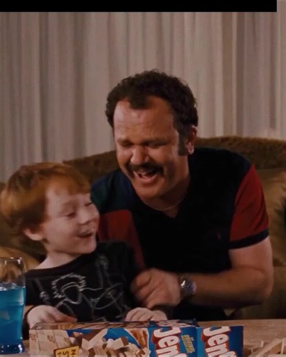 Kinoluver7 on Instagram: "🍿Фильм: Рики Бобби: Король дороги (2006) 日本利用压电瓷砖将步行转化为电能。这些瓷砖通过压电效应将脚步施加的压力转化为电能。当人们行走时，脚的重量和动作会对瓷砖产生压力，使内部的压电材料弯曲并产生机械应力，进而转化为电能。通过收集数百万次的脚步，产生的电能可以驱动 LED 灯、数字显示屏和传感器等设备。涩谷车站每天约有240万次脚步贡献于这一系统，从而减少对传统能源的依赖，支持可持续城市发展。工作原理：压电瓷砖包含压电材料，当外部压力施加在瓷砖上时，这些材料会弯曲产生机械应力，并将这种应力转化为电能。能量收集：每一步产生的电荷量虽然少，但通过数百万步的累积，可以生成可观的电力。应用场景：在人流量大的区域，如涩谷车站，每天约有240万次脚步，为该系统提供了巨大的能源潜力。能量用途：收集到的电能可以用于驱动各种设备，例如 LED 灯、数字显示屏和传感器。优势：这种技术将日常运动转化为可再生能源，有助于减少对传统能源的依赖，并支持可持续城市基础设施的建设。 #кино #фильмы #сериал