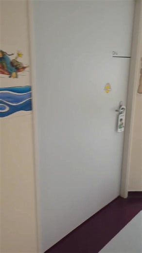 10 001 briques pour un rêve 🏗️ 1m49 de haut. Le plus haut défi Lego qui existe. Grâce à votre élan de solidarité en septembre, ce monstre a atterri au pied du sapin de Raphaël. Aujourd'hui, la "Team Construction" (Raphaël, Louise, Maman et les renforts) est en mission commando. On assemble, on grimpe, on dépote ! 💪 🙏🏻 Merci de nous permettre de construire ces souvenirs. 🧡🤍💙 LARA | Raphaël : un marathon vers la guérison