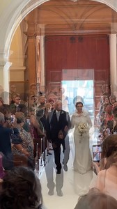 Antonia , dalla semplice bellezza mediterranea, ha coronato il suo sogno con un abito ed un velo , molto particolari . #sposa #pomiglianodarco | Gianni Molaro