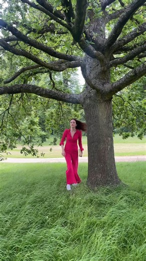 1.1K views · 25K reactions | The Elizabeth Oak at Hatfield House! | Alice Loxton | Facebook