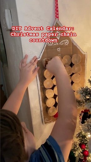 DIY Advent Calendar: #Christmas countdown paper chains #christmascrafts #diychristmas #vlogmas