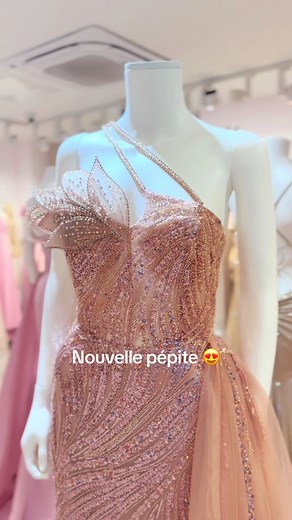 Nous venons de recevoir cette robe d’exception ! Une pièce unique brodée de perles et de sequins, avec un bustier sculptural et un tombé digne des plus grands tapis rouges ! Disponible en une seule pièce par couleur : vert ou rose. #iledelareunion