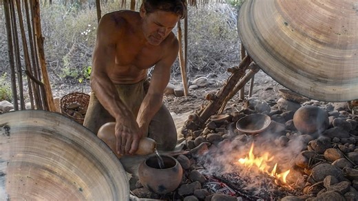 Catching huge clams to cook primitive style