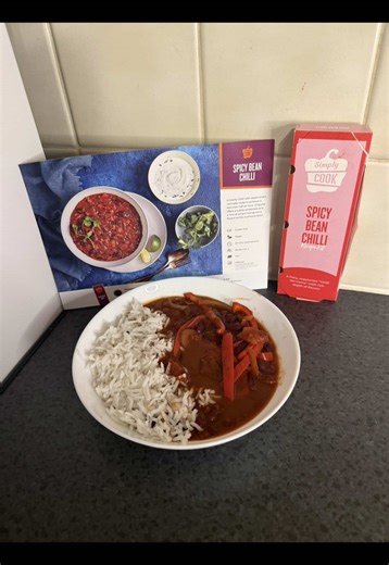 @SimplyCook Spicy Bean Chilli! Super simple with just a few ingredients needed, these long shelf life kits come as 3 pots with an easy, accurate recipe to follow Ingredients: serves 2 (I’ve done 3 smaller portions) -120g basmati rice (I’ve used 62g dry rice/205g cooked ) -1 red onion finely chopped (I’ve used 114g) -1 red pepper finely chopped (I’ve used 94g) -230g tin chopped tomatoes (400g) -400g tin red kidney beans (keeping the water) -small amount of cooking oil/light cooking spray -Simply 