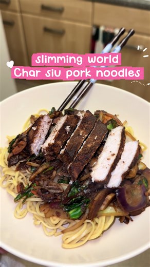 Fakeaway vibes 🍜 Char siu pork noodles — FREE on Slimming World, who’s trying this? 👀 Follow for more easy SW meals 💫 Ingredients Pork tenderloin Egg noodles Stir fry mix Chinese 5 spice seasoning Light soy sauce Method : 1. Start by trimming all the fat off your pork tenderloins and place them into a shallow bowl. Season with five spice and two tablespoons of light soy sauce, then give everything a really good mix. 2. Set that aside, pop a timer on for thirty minutes, and let it marinade. 3.
