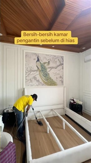 Biar semakin happy, kamar calon pengantin dibersihkan dahulu, biar semakin happy.