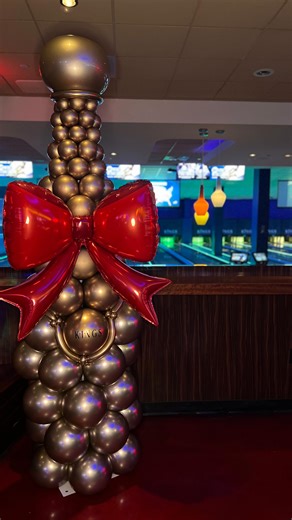 This works as a bowling pin, wine bottle or flip it and make a baseball bat! These were a big hit for New Year’s Eve! Kick off your 2026 by following @bellavitadesigns14 for more beautiful balloons 🎈 #balloonchampagnebottle #champagneballoons #balloonartist #bostonballoonartist #balloonsculpture | Bella Vita Designs