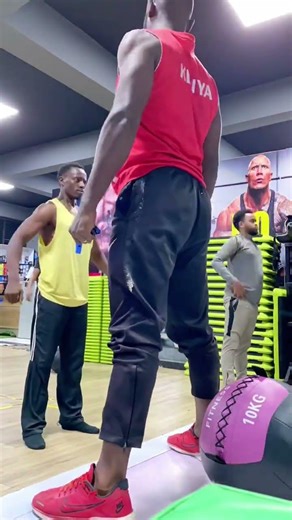 Boxing. Chest. Pull-ups.Discipline is what pulls you up. #boxing #pullups #gym
