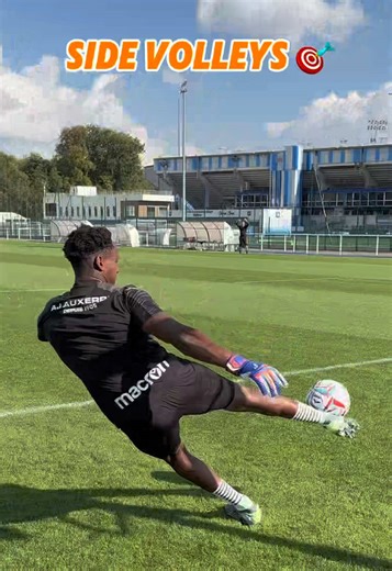 Faire des échanges en volée avec Donovan Léon c’est un vrai régal 🔥🧤🙏🏻 La première est incroyable 🎯 @Reusch Goalkeeping #reusch #gardiendebut #goalkeeper #ligue1 #gk