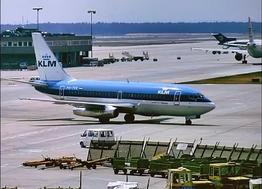 737-100 vs 737-10MAX: A Comparison in Aviation