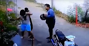 Llegó borracho y su esposa lo cargó hacia dentro de la casa