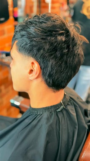 Modern model cut 💎 sharp fade & textured top Guildford’s finest #moderncuts #stylecut #modernmullet