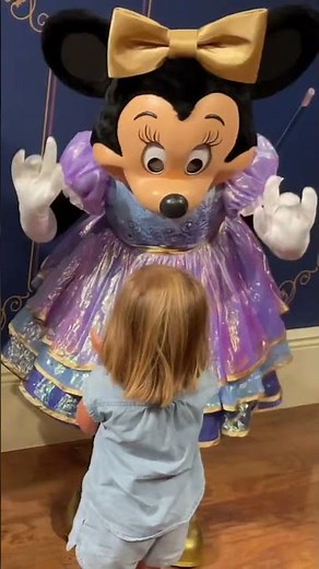 Mickey and Minnie's FAMOUS Hugs! Our Experience! #disney #disneyworld #kidsvideos