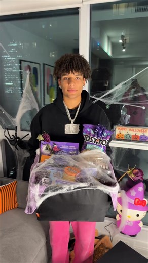 13K views · 513 reactions | We made eachother boo baskets!殺 #kaneandprymrr #kanebailey #prymrr | K&P Official | Facebook