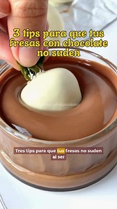 Prepara así tus fresas con chocolate y evita que sude siguiendo estos tips #chocolate #fresasconchocolate #postres #recetasfaciles #reposteria #hazlotumismo #cumpleaños #bodas #fresasconcrema🍓 #reposteria #decoracionfiestas #decoracióndeglobos #arreglosderosas | Arreglos Frutales Dolce