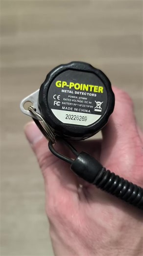 Pinpointer Profesional GP-POINTER – Detector de Metales Manual Impermeable ¡Descubre tesoros con precisión! El GP-POINTER es un detector de metales portátil de alta sensibilidad, ideal para localizar monedas, joyas, oro, reliquias y objetos metálicos con exactitud. Características principales: Detección 360° lateral punta precisa para localización rápida y exacta. Alarma proporcional: sonido (bip) y vibración que aumenta en intensidad cuanto más cerca estás del objetivo. Impermeable en la punta 