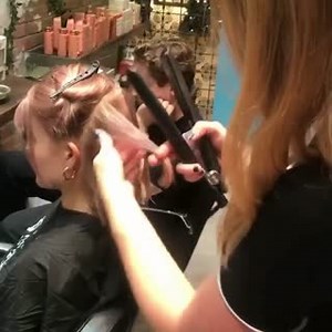 ¡Nos encanta ver tutoriales #ghd! Estad atentos a los próximos🙋‍♀️ @chloeeuershair https://ghd.tm/platinumplusblack | ghd