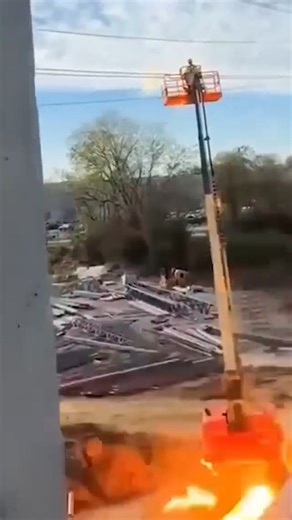Safety Fails on Instagram: "This is WHY You Keep Your Distance From Power Lines – Boom Lift Hits Power Line on Construction Site😳 @safetyfails1 - Let’s Increase Workplace Safety #construction #construção #construccion #contractor #excavator #accident #accidents #construction #construção #safety #safetyfirst #maintenace #oil #oilchange #slip #laddersafety #risk #risky #firesafety #training #fails #eletrical #hardhat #PPE #fire #crane #cpr #cranefails #welding #warehouse #ladder #excavator #fails