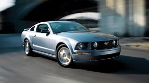 Watch the moment when a Mustang GT’s dramatic exit goes horribly wrong