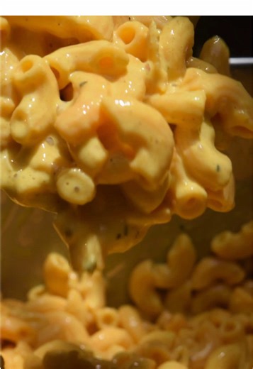 Delicious Mac and Cheese with Nashville Hot Chicken