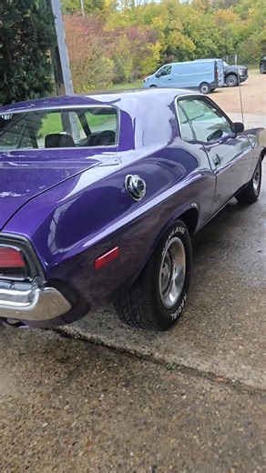 💥 Dodge Challenger 1973 – Plum Crazy 💜 💥 Ça, c’est pas une voiture… c’est une légende sur roues. Une vraie caisse de bonhomme, tout droit sortie d’une scène de Fast & Furious, avec son look musclé. 😎🔥 Cette Challenger Plum Crazy 1973 est disponible chez American carslifornia 📸 Plus de photos à venir, et un tarif pour ce bébé prêt à rugir sur les routes françaises. Alors, dites-nous 👉 qu’est-ce que vous en pensez ? Qui est prêt à dompter ce monstre américain ? 🇺🇸💪 | American carsliforni