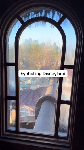 It will always be unbelievable to me that they built all of Disneyland in a year. Granted, much of it was added after opening day, but it’s still a pretty heroic feat to do all of what they did in such a short period of time 🤯 Because funds were so limited, Disney saved money back then by using cheap fiberboard for a lot of the buildings and attractions, kind of like you would on a film set (since that was what they were used to creating). When they were constructing Disneyland, they had a bit 