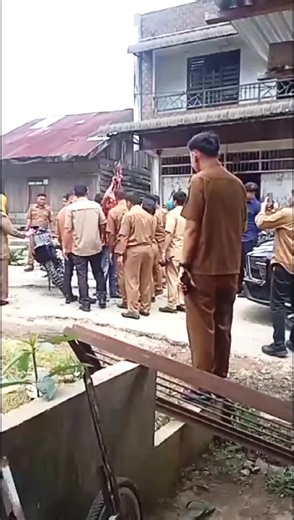 PEMUDA DI STM HULU MELAKUKAN PENYETOPAN MOBIL BUPATI DELI SERDANG #asriludintambunan SAAT KUNJUNGAN KE KEC_STM HULU. tepat nya di jalan RUSAK desa durian tinggung,ucap pemuda tersebut kami meminta jalan kami tolong di perbaiki karna negara kami negara merdeka, kenapa kami tidak prnah merasakan kemerdekaan itu. insiden sedikit tegang di KERNAKAN pemuda itu di halangi bertemu langsung dengan bupati DELI Serdang. oleh karna itu suasan menjadi sedikit tegang, di PENYETOPAN tentang penyampaian, TOLON