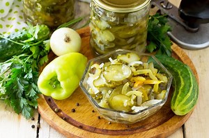 Najprostsza surówka z ogórków kiszonych z cebulą. Idealna sałatka do obiadu