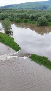 Pârâul Kormos, Baraolt. Apa curge prin barajul rupt, rata de creștere în zona inundată depășind 6 cm pe oră. Sursa: Benedek-Huszár János | Covasna 45