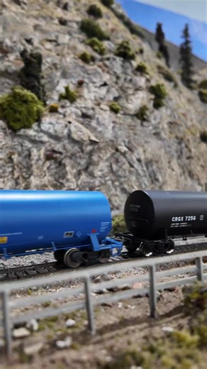 A Santa Fe manifest coasts down the mountains on its way west towards Oakland. #modeltrains #modelrailroading #modelrailroad #scalemodel #bayarea #hoscale #hoscaletrains | Golden State Model Railroad Museum