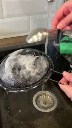Eine coole Methode, ein Sieb zu reinigen #lifehack #küche