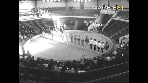 🇫🇷 Châlons-en-Champagne Les demi-finales de la coupe de France de gymnastique artistique au cirque municipal de Châlons-en-Champagne (Marne), le 10 avril 1960. A noter que le bâtiment achevé en 1899 abrite désormais le Centre National des Arts du Cirque. Les concurrents, hommes et femmes, entrent en piste alignés pour se présenter au public. Epreuves de barres parallèles, cheval d'arçon, poutre, barres asymétriques, anneaux, exercices au sol, barre fixe. 📅 Publié le dimanche 26 octobre 2025 ✍