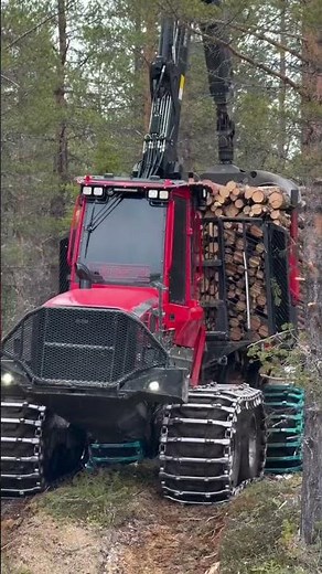 Komatsu 875 tillhörande C Forest AB på väg hem med full last. Majestetisk 💪🪵