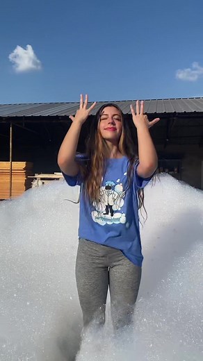 This dance and song gives me instant serotonin. #foam #partymachines #asmr