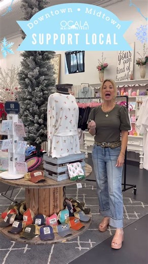 🛍️ Holiday shopping just got easier (and cuter!) 🎀 Owner Tamara from Pink Hanger has a direct message for you in our newest “Voices of Downtown” video: Come #ShopSmall! 💕 They are stocked with the absolute cutest finds and the best stocking stuffers around! Plus, they’re running a special this week you won’t want to miss. Stop by Pink Hanger Downtown today and you’ll leave with gifts everyone will love! #Ocalamainstreet #downtownocala #ShopSmall #DowntownVoices #HolidayGifts #SupportLocal | O