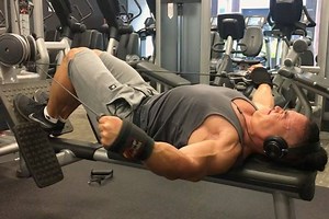 Overcoming isometrics for delts I've seen @hypertrophycoach play with these a lot - and they are truly awesome. If you check back for my last post on isometrics you'll remember how great they are for ramping up motor recruitment. However, most people's issue on lateral raises is the tendency to get the traps dominating the movement. Mouth breathers, I'm looking at you. The trouble is, the more you have to focus on squeezing your grip tightly on Dumbbells or handles, the more your traps will enga