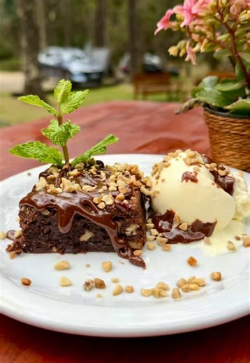 Você precisa comer na floresta em Campos do Jordão 🍁 O @Gato Gordo possui uma gastronomia única e deliciosa para você viver dias incríveis na cidade. E anoite você pode aproveitar a lareira e brazeiros – para comer aquela pizza deliciosa! 🍖• Trutas, Carnes e Cordeiro; 🍕• Massas e Pizza Artesanal; 🪵• Berinjela Assada no Forno à Lenha; 🥔 • Batatas Assadas recheadas para compartilhar; 🥦 • Opções vegetarianas; O Restaurante funciona às sextas, sábados, domingos e feriados – almoço e jantar. Al