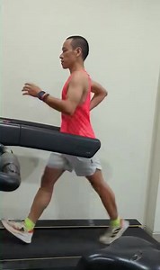 SPEED WALKING (ĐI BỘ NHANH) CÙNG ÔNG QUÉO VỚI TỐC ĐỘ 10KM/H SẼ RA SAO? Làm bài test đơn giản sau đây để biết được tốc độ đi bộ thông thường của bạn là nhanh hay chậm nha: - **Tốc độ quá chậm:** Nếu bạn có thể hát thành tiếng trong khi đi bộ thì tốc độ này có thể là quá chậm để được coi là đi bộ nhanh. Lúc này, bạn hãy tăng tốc để điều chỉnh tốc độ nhanh hơn. - **Tốc độ nhanh:** Nếu bạn có thể nói chuyện thoải mái với một ít hơi thở thì bạn có thể đang đi bộ với tốc độ nhanh ở cường độ vừa phải. 
