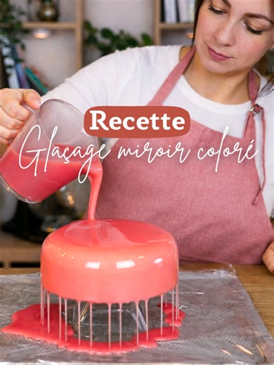 Le glaçage miroir : celui qui fait briller un entremets… ou qui peut ruiner ta journée. On ne va pas se mentir : c’est souvent le moment de vérité. Celui où ton entremets est parfait… et où le glaçage peut décider de coopérer ou non. La bonne nouvelle, c’est que ce glaçage miroir est assez simple si on respecte quelques règles de base. La recette complète est dans le reel, mais voici les points vraiment importants à surveiller. Les ingrédients (pour un entremets de ±18 cm) – 10 g de gélatine – 1