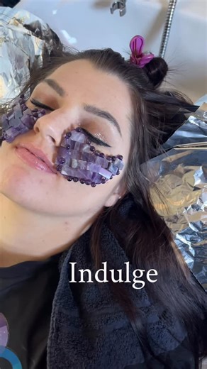 Luxury Blonde + Extensions | LeeLee Hair Art on Instagram: "Cooling under-eye therapy during your color service hits different. Amethyst crystal masks help reduce puffiness, ease tension, and feel insanely relaxing while your hair processes. This is your sign to add a little luxury to your appointment. Would you rather relax while your color processes or skip the glow-up add-ons? #leeleehairart #salonluxury #selfcareaddons"