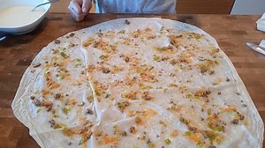 Dragi prieteni,aceasta placinta este absolut delicioas şi se prepara rapid. Daca nu gasiti foi yufka puteti folosi foi filo,va fi la fel de delicioasa şi frageda datorita sosului cu care ungem foile. İngrediente pt o tava mare de cuptor: - 5 foi yufka - aprox 300 gr carne tocata de vita - 3 fire de praz - 2 morcovi - 4,5 lg ulei sare,piper,fulgi de ardei Pentru sos: - 50 ml ulei - 100 ml lapte - 2 oua - 50 gr iaurt Apor la treaba şi salvati reteta! | Retete turcesti