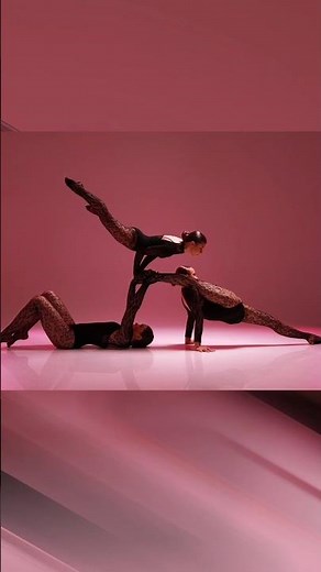 🇺🇦 Model poses for photoshoot📸 Acrobatics. Models Svetlana and Elizabeth and Anna