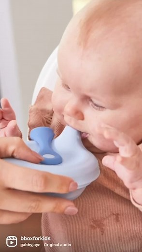 6K views · 26 reactions | Meet our newest feeding time friend... the fill + feed reusable food pouch! Prepare fresh baby food at home & take it on-the-go, leak-free! Wide opening for easy filling, angled spout designed for small mouths & squeezable base to keep little tummies full  Time to eat? Simply fill, feed, clean + repeat! | b.box for kids | Facebook