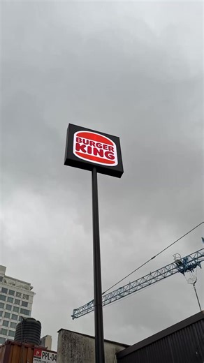 The warning was real. The crowd showed up. 🔥👑 When the King gets angry, the heat pulls people in. Big reactions, bold spice, and queues that said it all — the Angriest Whopper took over. Beef or Chicken | Rs. 2,200/- Dine-in, takeaway or call 0112 123 123 for delivery. #BurgerKingSL #AngriestWhopper #KingIsAngry #FlameGrilledGoodness #SpicyBurger #BKExperience #BurgerLovers #FoodMoments | Burger King Sri Lanka